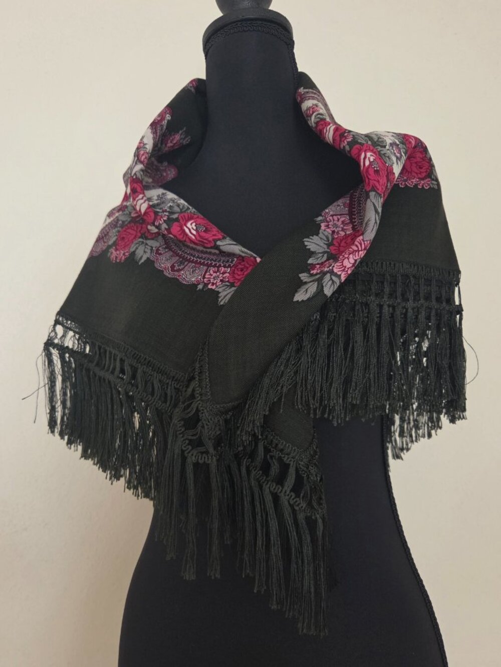 Vintage Dark Green Wool Rose Scarf/Wrap with hand-knotted fringe from Germany - Picture 4 of 10
